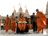  Swamishri visits the mandir complex