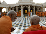  Swamishri visits the mandir complex