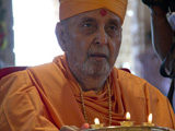  Swamishri performs pratishtha arti