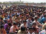 Devotees waiting for Swamishri's darshan 