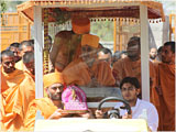 Swamishri arrives at Sarangpur Mandir 