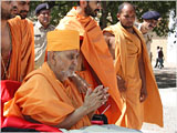 Swamishri arrives at Sarangpur Mandir 