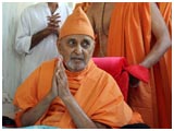 Swamishri bids Jai Swaminarayan to devotees