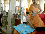 Swamishri engaged in Thakorji's darshan