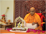 Swamishri performs his morning puja 