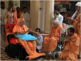 Swamishri meets an ailing sadhu
