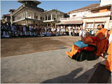 Swamishri bids Jai Swaminarayan to devotees