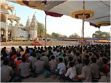 Pujya Doctor Swami addresses the assembly 