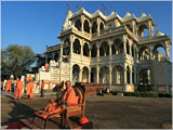 Pujya Doctor Swami addresses the assembly 