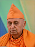 Swamishri performs his morning puja 