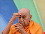 Swamishri performs his morning puja 