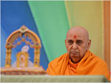 Swamishri performs his morning puja 