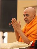 Swamishri performs his morning puja 