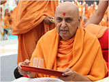 Swamishri performs pratishtha rituals 