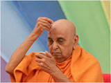 Swamishri performs his morning puja 