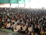 Devotees engaged in Swamishri's puja darshan