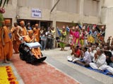 Swamishri arrives at Navsari Mandir