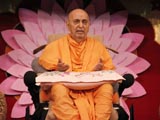 Swamishri blesses the assembly