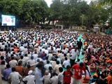  Devotees during the assembly