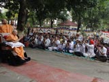 Swamishri bids Jai Swaminarayan to devotees