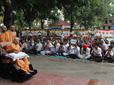Swamishri bids Jai Swaminarayan to devotees