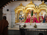 Swamishri engaged in Thakorji's darshan
