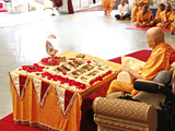 Swamishri performs his morning puja 