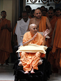 Swamishri blesses devotees