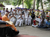 Swamishri bids Jai Swaminarayan to devotees