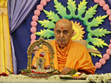 Swamishri performs his morning puja 