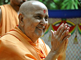 Swamishri blesses devotees