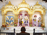 Swamishri engaged in Thakorji's darshan