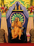 Swamishri bids Jai Swaminarayan to devotees