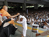 Swamishri blesses a kid
