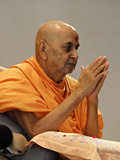  Swamishri bids Jai Swaminarayan to devotees 