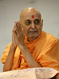  Swamishri bids Jai Swaminarayan to devotees 