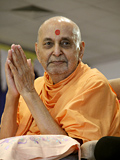  Swamishri bids Jai Swaminarayan to devotees 
