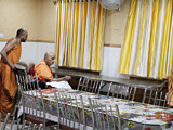 Swamishri visits kitchen