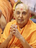 Swamishri in a divine mood blessing the devotees
