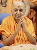  Swamishri in a divine mood bidding Jai Swaminarayan to devotees 