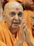  Swamishri in a divine mood bidding Jai Swaminarayan to devotees 