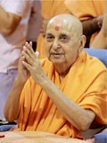  Swamishri in a divine mood bidding Jai Swaminarayan to devotees 