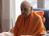 Swamishri performs his morning puja