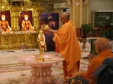 Swamishri engaged in abhishek darshan of Shri Nilkanth Varni 