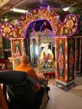 Swamishri swings Thakorji in a hindolo