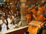 Swamishri bids Jai Swaminarayan to sadhus and devotees