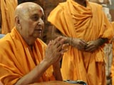 Swamishri engaged in darshan of Thakorji