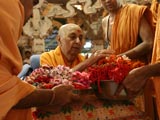 Swamishri sanctifies rakhis for devotees