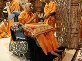 Swamishri engaged in darshan of Thakorji