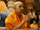 Swamishri engaged in darshan of Thakorji